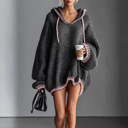 Oversized stickad hoodie med V-ringning och kontrastkant för damer