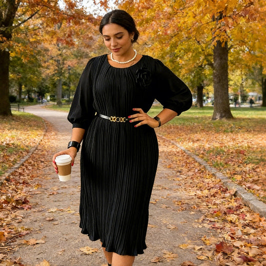 Damklänning i midilängd med 3/4-ärmar, veck och bälte