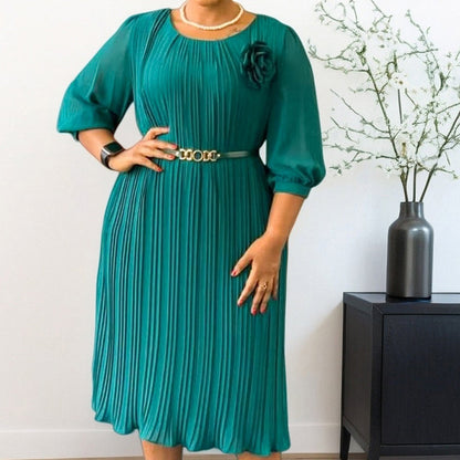 Damklänning i midilängd med 3/4-ärmar, veck och bälte