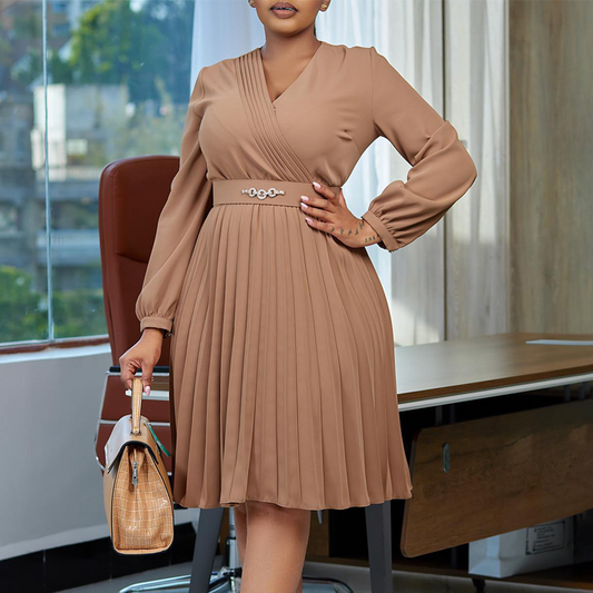 Elegant midi-klänning med V-ringning, veck och bälte