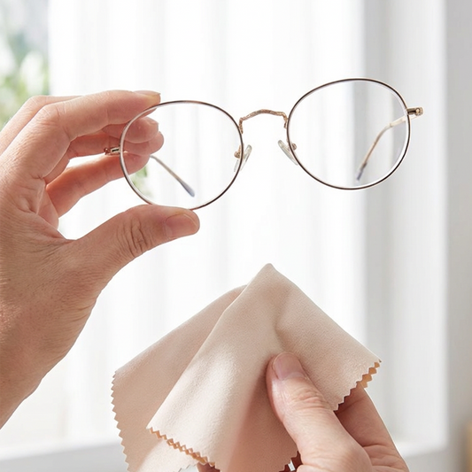 Mikrofiberduk av mocka-liknande material för rengöring av skärmar och linser