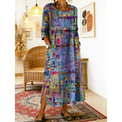 Tryckt lång klänning med rund hals och slits i sidan