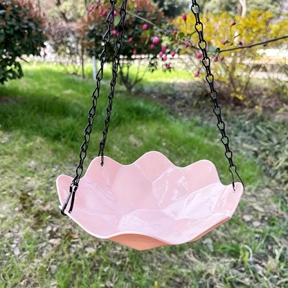 Dekorativ hängande fågelmatare i form av en blomsterbricka