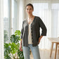 👚Damblus med V-ringning, spetskant och knappar – elegant vardagströja✨