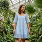 👗 50 % RABATT NU! 🎀 Klänning med smockad fyrkantig halsringning – spetsdetaljer, knytning i ryggen och svängande A-linje – romantisk och luftig 🕊️