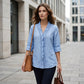 👚✨Casual blus med V-ringning och volangkant för damer – Enkel och feminin vardagsstil🌸