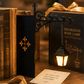 🏆🇸🇪 Populär bland svenska kunder📚 Miniatyrbokstöd i Retro Gatlyktstil – Skapa Magi På Din Bokhylla
