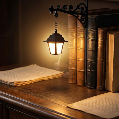 🏆🇸🇪 Populär bland svenska kunder📚 Miniatyrbokstöd i Retro Gatlyktstil – Skapa Magi På Din Bokhylla