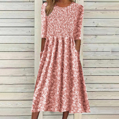 Damklänning med rynkningar och blommönster